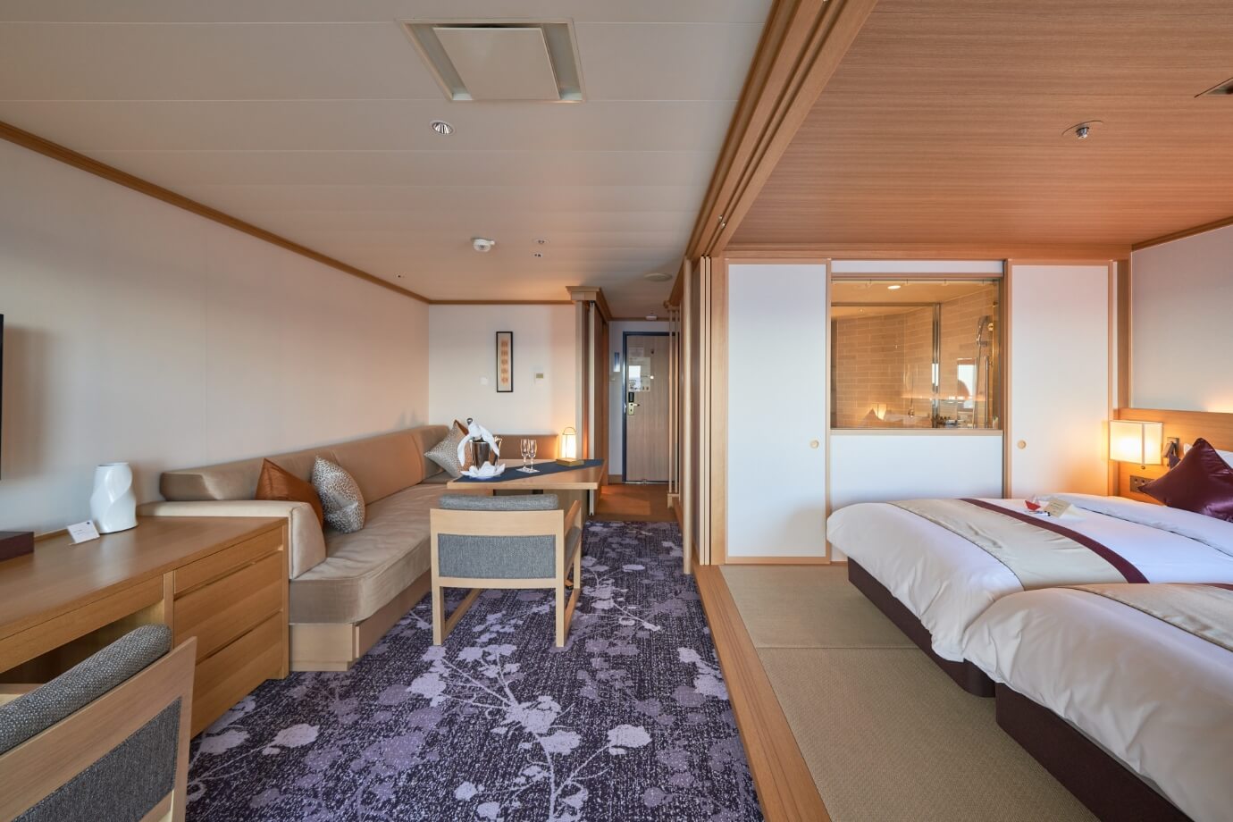 客室をバルコニー側から