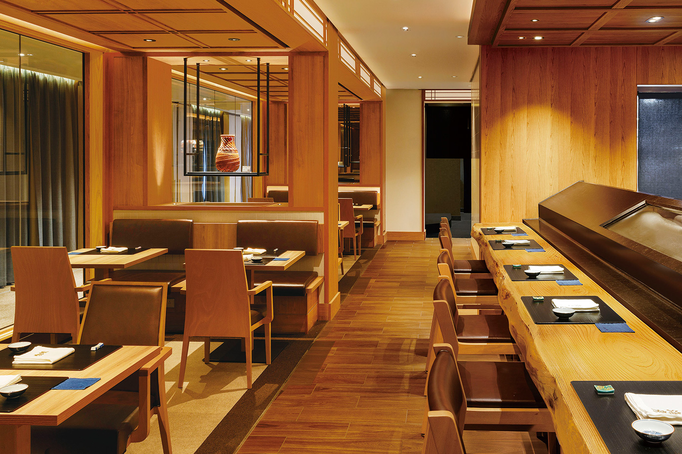 樹齢80年を超える「欅」の一枚板を使用したカウンター